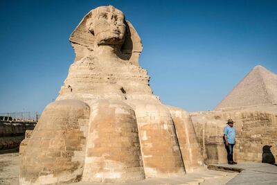 Zahi Hawass, arqueólogo egipcio y ex ministro de Antiguedades, frente a la gran efigie de Giza, durante una clase a un grupo de turistas.