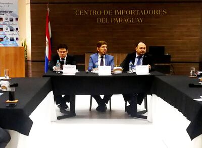 El viceministro de Tributación, Óscar Orué; el presidente del Centro de Importadores, Neri Giménez, y el director de Aduanas, Julio Fernández, ayer, en la reunión con integrantes del gremio.