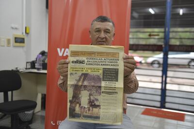Reinaldo Ayala con la primera edición del diario ABC.