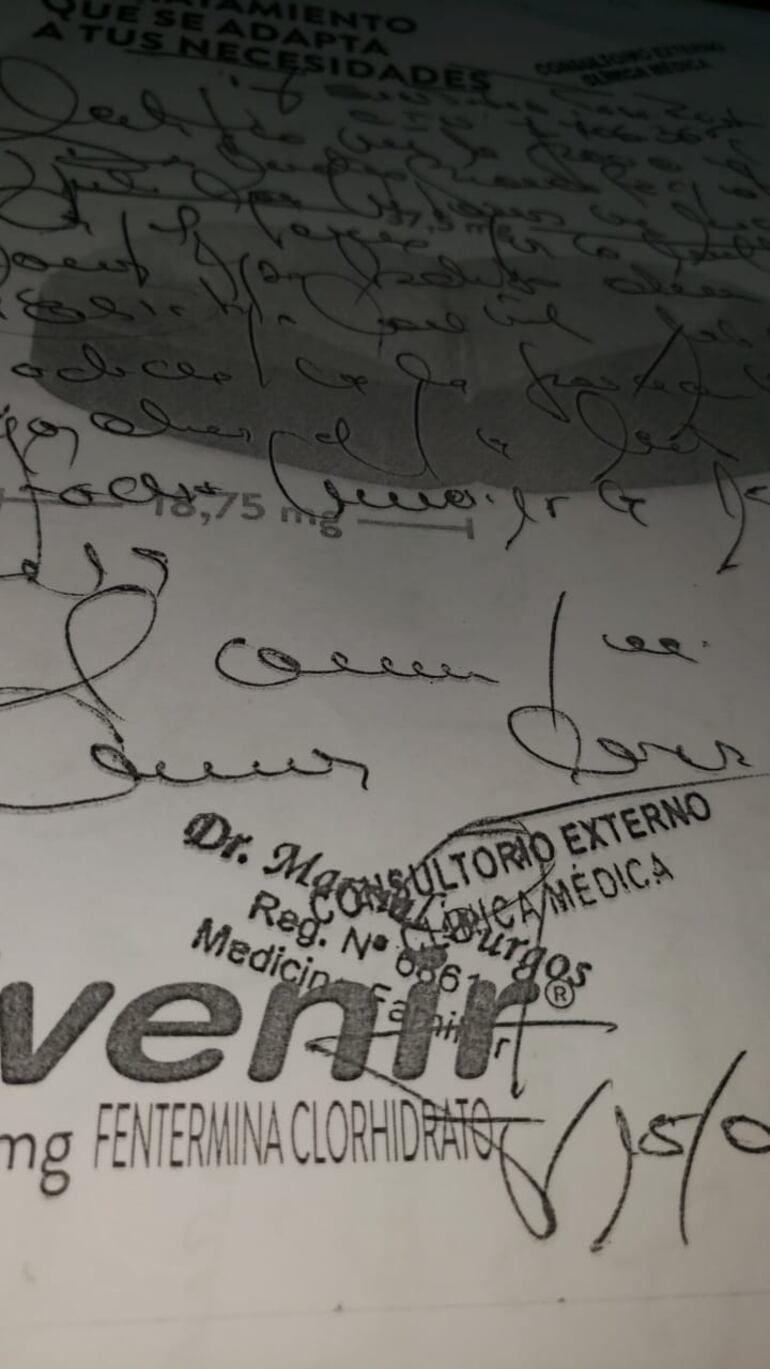 El número del registro del médico no coincide con ese nombre, el cual fue inventado.