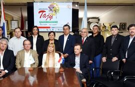 la-plana-directiva-de-aseguradora-tajy-sa-junto-a-los-representantes-del-grupo-asegurador-la-segunda--205624000000-1565618.jpg
