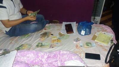Los billetes fueron encontrados en uno de los compartimientos de la casa allanada.