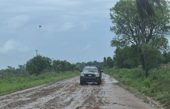 Isleños aguardan camino de todo tiempo.