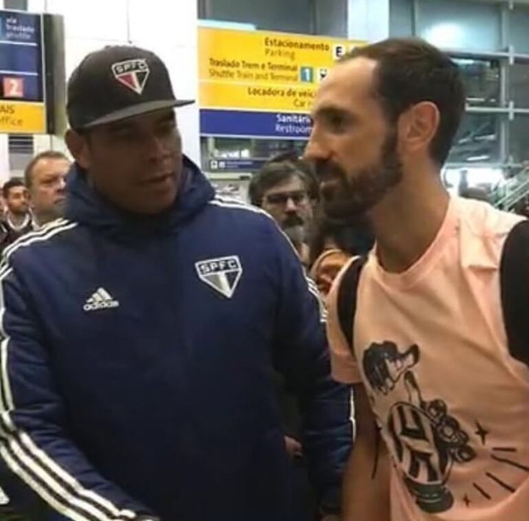 Juanfran en su llegada al aeropuerto.