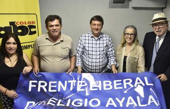 vicenta-gomez-izq-benjamin-marecos-carlos-buttner-anny-mereles-y-humberto-mereles-del-frente-liberal-dr-eligio-ayala-que-se-prepara-para-la-211556000000-1590831.jpg