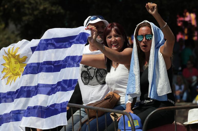 Ciudadanos esperan el desfile hacia la Plaza de Independencia que hará el presidente Luis Lacalle Pou tras el juramento ante el Palacio Legislativo, este domingo.