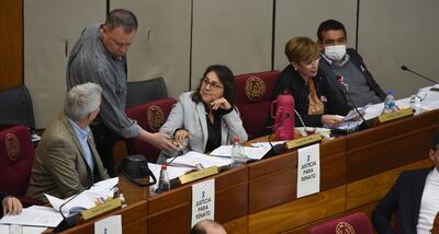 La senadora Georgia “Nani” Arrúa (PPQ) conversa con sus colegas en la sala de sesiones de la Cámara de Senadores.