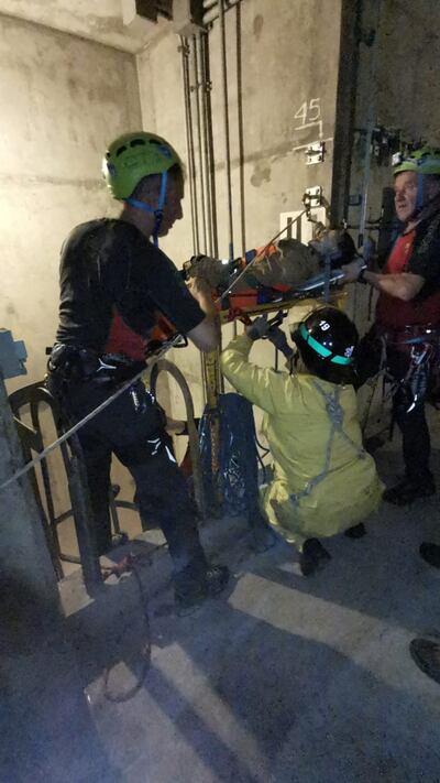 Los bomberos durante el simulacro de entrenamiento en Yacyreta.