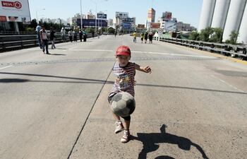 un-nino-juega-a-la-pelota-en-pleno-puente-pueyrredon-uno-de-los-principales-accesos-a-la-capital-federal-desde-el-gran-buenos-aires-las-centrales-ob-235004000000-484529.jpg