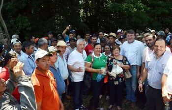 productores-de-curuguaty-ayer-durante-una-visita-de-autoridades-del-gobierno-a-la-zona-piden-apoyo-estatal-para-aumentar-diversos-cultivos--211014000000-1797615.jpg
