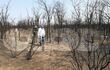 Joaquín Roa inspecciona las zona en donde el fuego devastó.