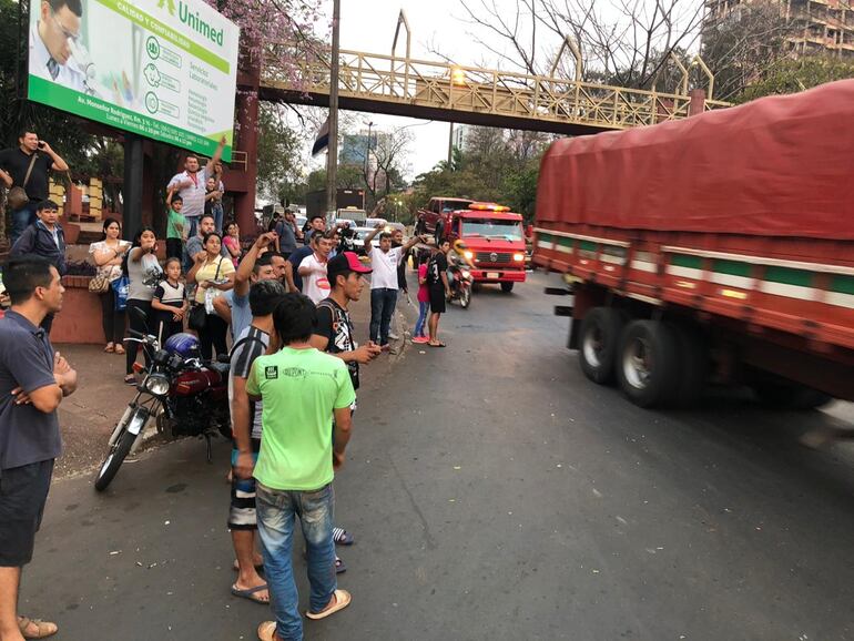 Paseros se movilizan en ciudad del Este y retienen camiones que acusan de "contrabando".