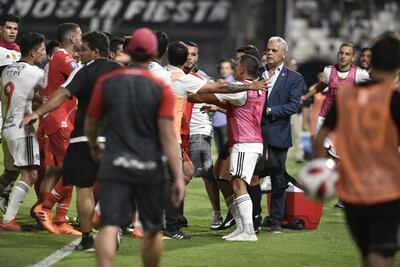Escaramuza entre futbolistas de River y del Olimpia.