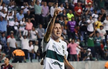 Gustavo Ramírez, 29 años, festeja uno de sus goles para el Atlético Zacatepec, su décimo club en el fútbol mexicano.