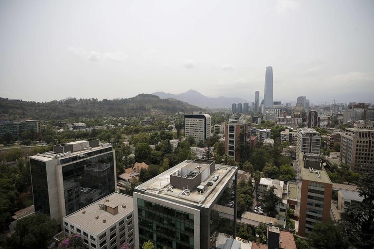 Vista panorámica de este lunes de la ciudad de Santiago (Chile). El humo de los graves incendios de Australia, considerados entre los peores del siglo con casi seis millones de hectáreas calcinadas, llegó a Chile este lunes tras viajar más de 11.000 kilómetros por el Océano Pacífico, advirtieron expertos.