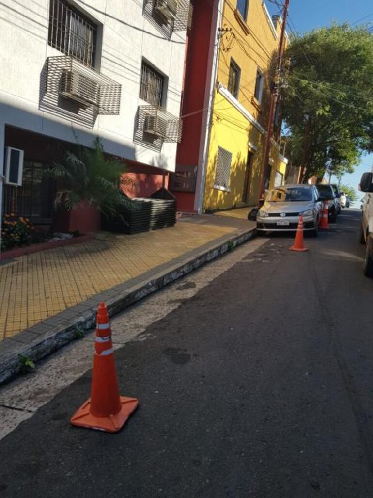Conos ubicados frente a la sede fiscal en Caballero casi Rodríguez de Francia. 