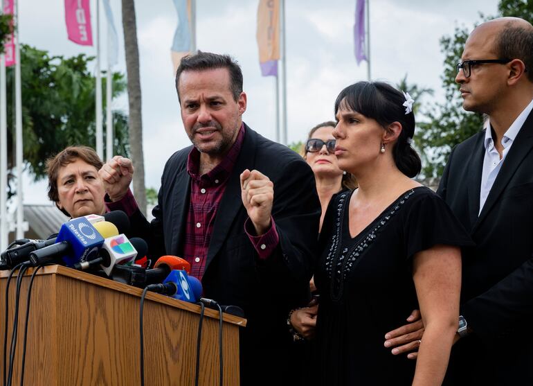 José Joel Sosa y su hermana Marisol Sosa, hijos del cantante José José en una conferencia de prensa.