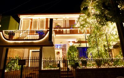 La casa de la familia González Vinader en el B° Gral. Díaz está totalmente iluminada. Más de 15.000 foquitos navideños fueron instalados.