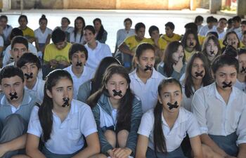 se-taparon-la-boca-con-cintas-negras-como-una-forma-de-protesta-por-la-presion-a-la-que-sostienen-son-sometidos-para-no-ir-contra-el-sistema-educati-200921000000-1383272.jpg