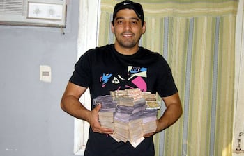 freddy-riquelme-en-una-fotografia-que-subio-a-las-redes-sociales-en-noviembre-de-2010-con-fajos-de-billetes--204913000000-1469300.jpg