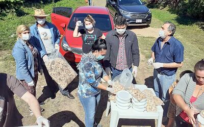 Las ollas populares se realizan en diferentes barrios de la ciudad de Ayolas.