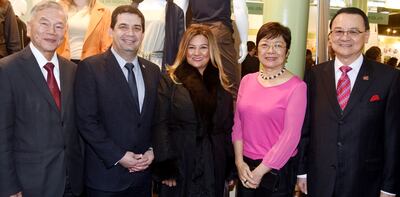 Ministro de Economía, Shen Jong Chin; vicepresidente de la República, Hugo Velázquez;
Lourdes Samaniego de Velázquez; Celia Lee de Chou y el embajador de Taiwán, Diego L. Chou.