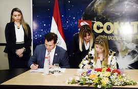 teresita-palacios-presidenta-de-conatel-junto-a-lucas-gallito-de-gsma--222545000000-1742103.jpg
