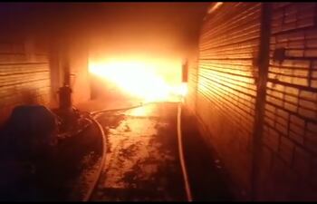 Incendio consumió un silo de una planta acopiadora de granos en Mariano Roque Alonso. El fuego ya fue controlado.