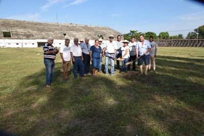 El grupo de miembros de la Liga Limpeña de Fútbol y pobladores que busca recuperar el estadio Coronel Carlos Garcete hizo un acto simbólico de palada inicial para la colocación del empastado.