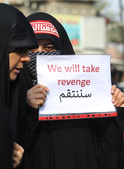 "Nos vengaremos" dice el cartel que sostiene una mujer iraquí durante del funeral del comandante militar iraní Qasem Soleimani,en Bagdad, Irak.