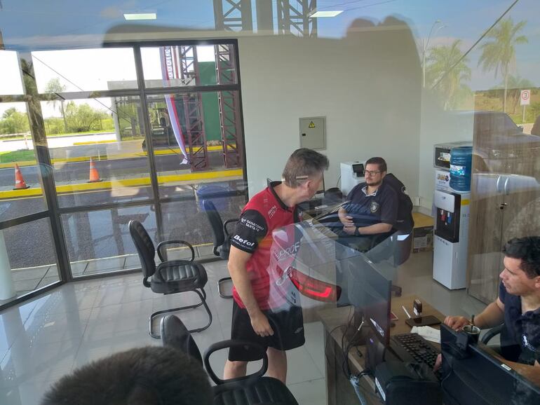 Los argentinos se fueron conformes con el servicio en migraciones.