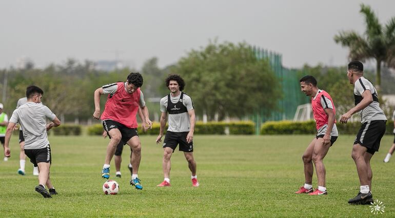 Cristian Riveros salta sobre la pelota. Fue ayer  durante la práctica de Libertad en Luque. El Gumarelo es el  escolta  que está más cerca de Olimpia, 4 puntos abajo.