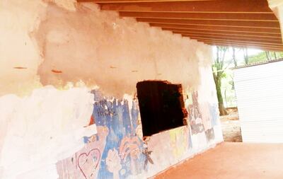 Así se encuentra una de las aulas que desde hace diez años esperan los estudiantes y docentes que se concluya en la escuela Santa Catalina de Siena, Yasy Cañy.