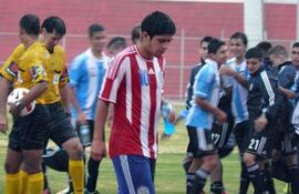 sergio-diaz-se-aleja-del-campo-de-juego-luego-del-encuentro-ante-argentina-atras-celebran-bajo-la-lluvia-los-albicelestes--222519000000-630715.jpg