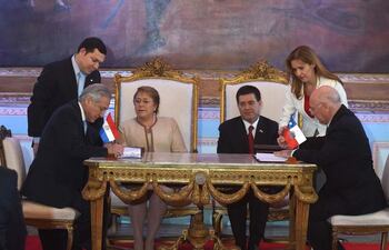 horacio-cartes-y-su-colega-michelle-bachelet-c-observan-la-firma-de-acuerdos-por-los-cancilleres--214620000000-1370315.jpg