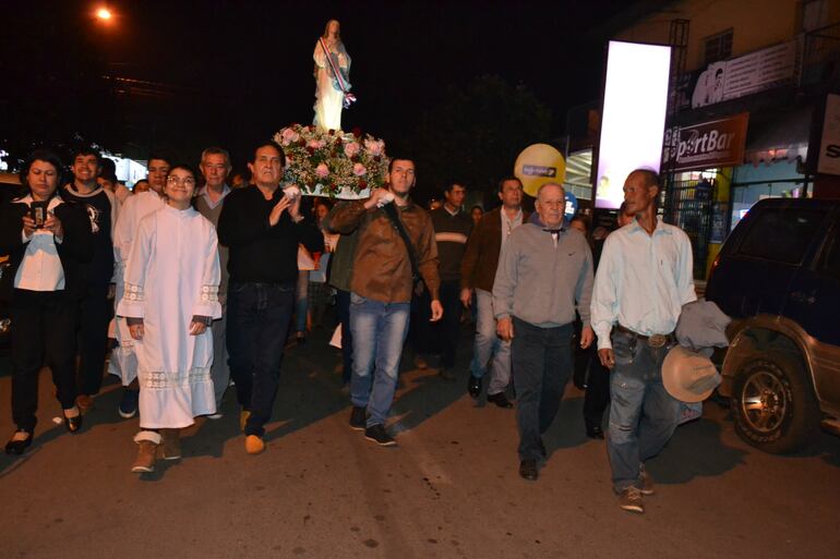 La procesión de la sagrada imagen por las calles de San Juan Misiones.