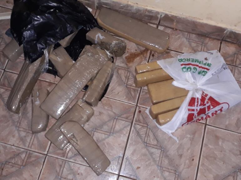 Encontraron marihuana en poder de los detenidos.