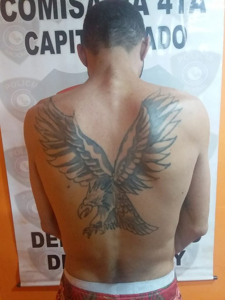 El presunto sicario portaba tatuajes característicos de los integrantes del Comando Vermelho, así como varios antecedentes por delitos graves.
