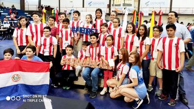 Delegación paraguaya de ajedrez que participó de XVI Festival Sudamericano de la Juventud.