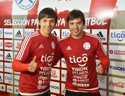Los Romero posando para una fotografía con la camiseta de entrenamiento de la Albirroja.