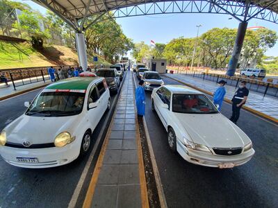 Una larga fila de vehículos con chapa paraguaya esperan su turno de control para ingresar al país desde Foz de Yguazú.