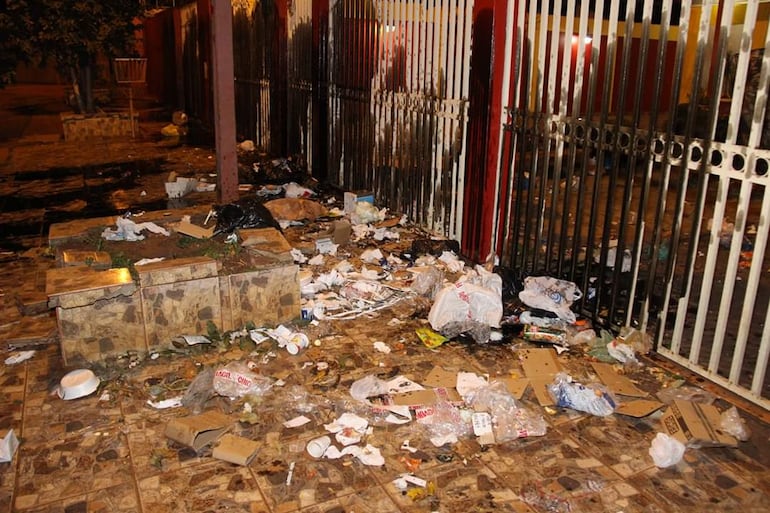 La basura que quedó tras el escrache al magistrado frente a su domicilio.