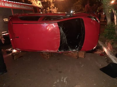 El conductor sufrió lesiones tras volcar su automóvil.