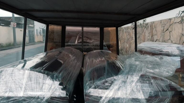 Ataúdes envueltos en plástico en un camión fuera de un hospital en Guayaquil, Ecuador.