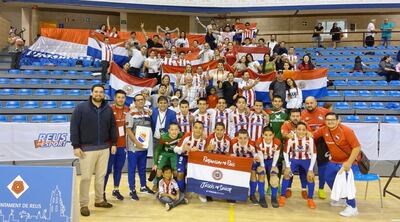 Selección paraguaya y los aficionados connacionales, en Barcelona, en el Mundial C13.