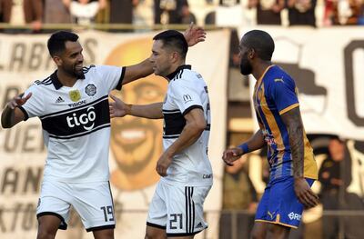 Antolín Alcaraz (c) fue suspendido por dos partidos así como Paulo Lima (d).