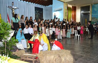 El coro de la orquesta típica “Ha Che Valle” ofreció canciones de Navidad durante el Concierto de Fin de Año y fue acompañado de un pesebre viviente en la Catedral de San Juan Bautista.