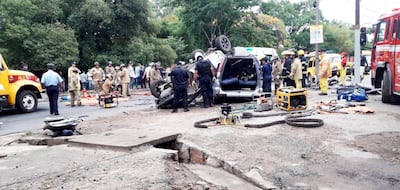 Bomberos voluntarios y efectivos de la Policía acordonan el lugar de la tragedia para proceder al rescate de las víctimas fatales.