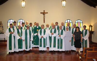Obispos, sacerdotes y religiosas al término de la misa con la que se clausuró la Asamblea.