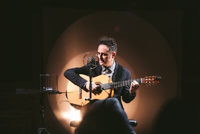 Con su guitarra y su voz, Jorge Drexler apeló a la tecnología para deleitar al público con sus canciones.